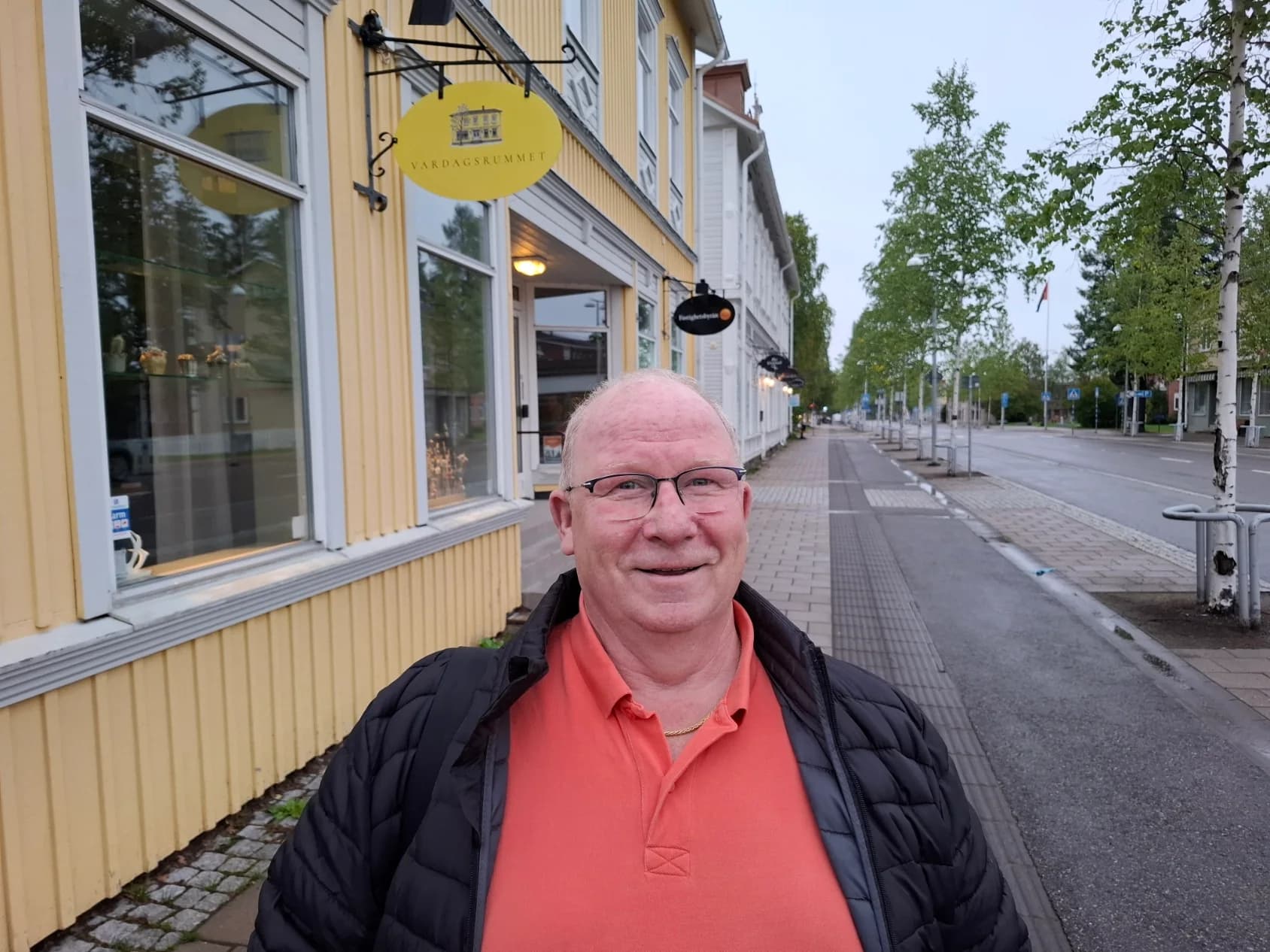 Gerry Axtelius, ordförande i Företagarna Arvidsjaur, framför ett gult trähus vid en butiksgata